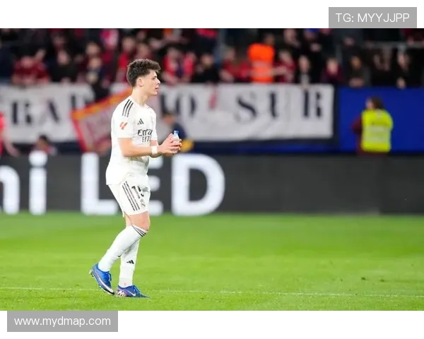 居莱尔皇马百场里程碑获纪念衫